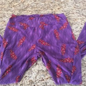 Gorgeous feathered Lularoe TC leggings